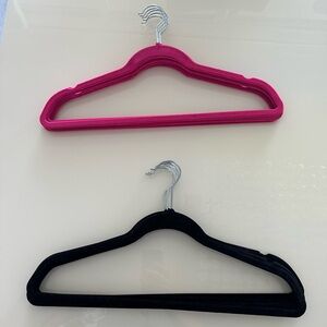 set of 10 velvet hangers 5 black & 5 pink no slip hangers like new